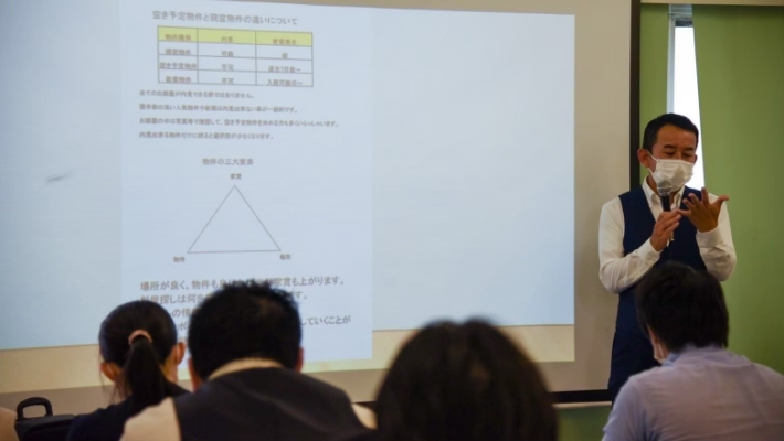 相談中の社員のイメージ